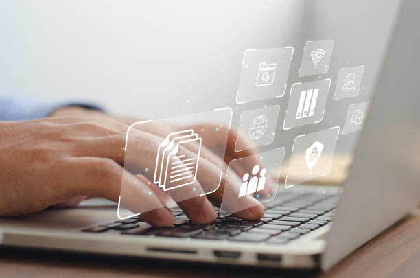 Dokumen dan sistem bisnis yang saling terhubung di laptop