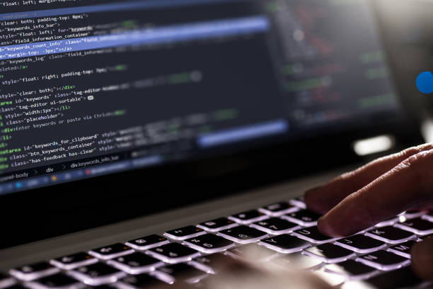 Kode aplikasi di layar laptop, seseorang sedang mengetik
